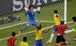 Plankeværk. Mexicos supermålmand Ochoa skabte enorme frustrationer på lægterne hos flere grupper  brasilianske tilhængere i 0-0-kampen i tirsdags. 