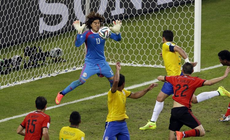 Plankeværk. Mexicos supermålmand Ochoa skabte enorme frustrationer på lægterne hos flere grupper  brasilianske tilhængere i 0-0-kampen i tirsdags. 