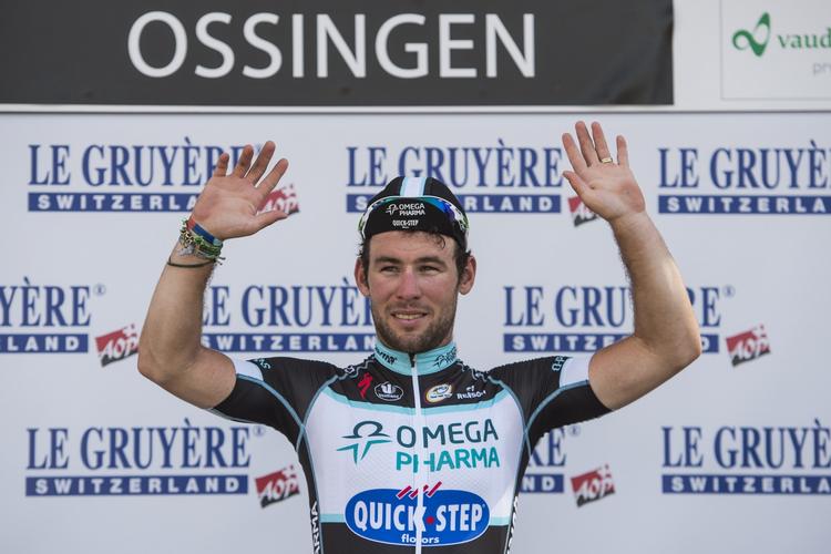 lufttur. Mark Cavendish jubler efter sejren på fjerde etape af Tour De Suisse. På femte etape gik det noget værre for briten. 