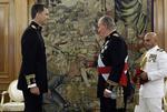 Ved en ceremoni tog Juan Carlos det røde skærf af, som symboliserer, at han er øverstbefalende for Spaniens militær, og bandt det om livet på sin søn. 