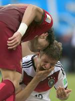 karantæne. Pepe (tv) er utilfreds med, at Tysklands Thomas Müller bliver liggende i græsset efter et sammenstød mellem de to. Og så dummer portugiseren sig ved at støde hovedet mod tyskeren. 