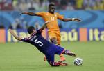 fysik. Serge Aurier (th) leverede en pragtkamp, da Elfenbenskysten slog Japan i nationernes første VM-kamp i Brasilien. 
