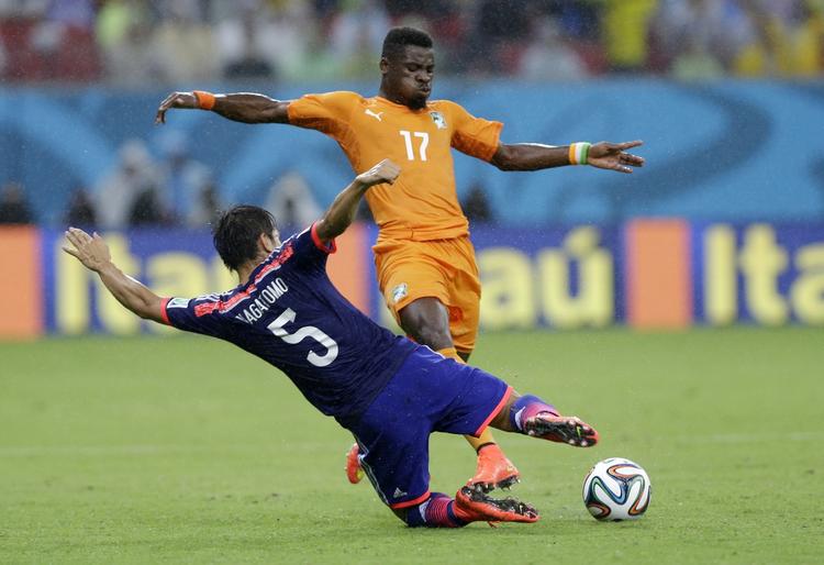 fysik. Serge Aurier (th) leverede en pragtkamp, da Elfenbenskysten slog Japan i nationernes første VM-kamp i Brasilien. 