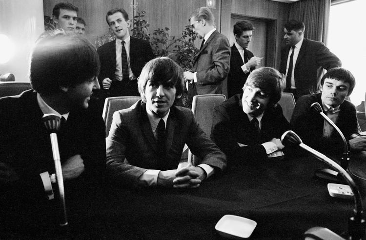 Stjerner. Her holder The Beatles pressemøde på Hotel Royal i København, da de gav koncert i K.B. Hallen i 1964, 