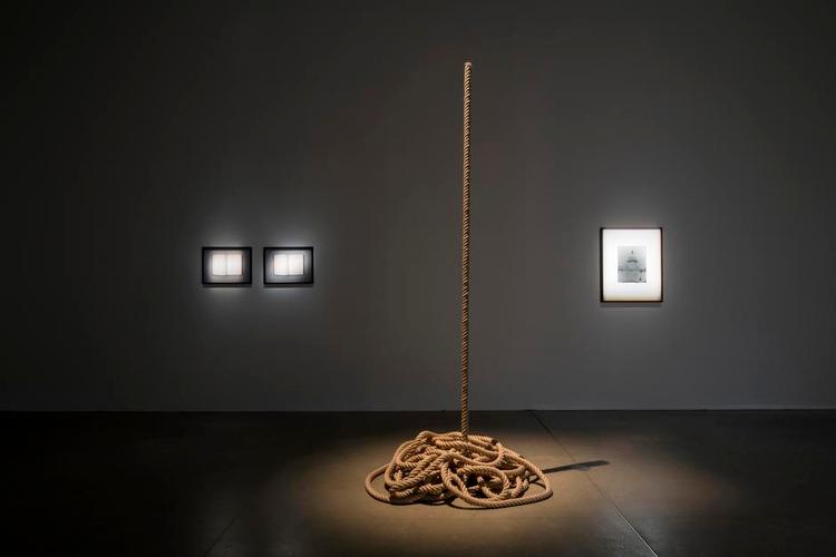 Kunst. Det magiske reb, der rejser sig fra jorden som en pæl, er en gammel orientalsk illusion. Filmentusiaster husker dette mysterium fra bl.a. stumfilmen 'Tyven fra Bagdad' fra 1924. 