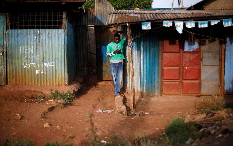 Adgang. Mand med mobiltelefon i et af Nairobis slumkvarterer. Kun en lille del af Afrika har mobile dataforbindelser af værdi. 