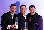 vindere. Brødrene Joan, Jordi og Josep Roca poserer med trofæet, efter at deres restaurant El Celler de Can Roca i april 2013 blev udråbt som verdens bedste restaurant og dermed vippede danske Noma af pladsen. Foto: Lefteris Pitarakis/AP 