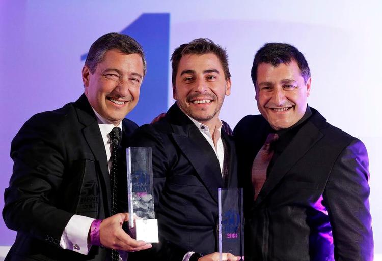 vindere. Brødrene Joan, Jordi og Josep Roca poserer med trofæet, efter at deres restaurant El Celler de Can Roca i april 2013 blev udråbt som verdens bedste restaurant og dermed vippede danske Noma af pladsen. Foto: Lefteris Pitarakis/AP 