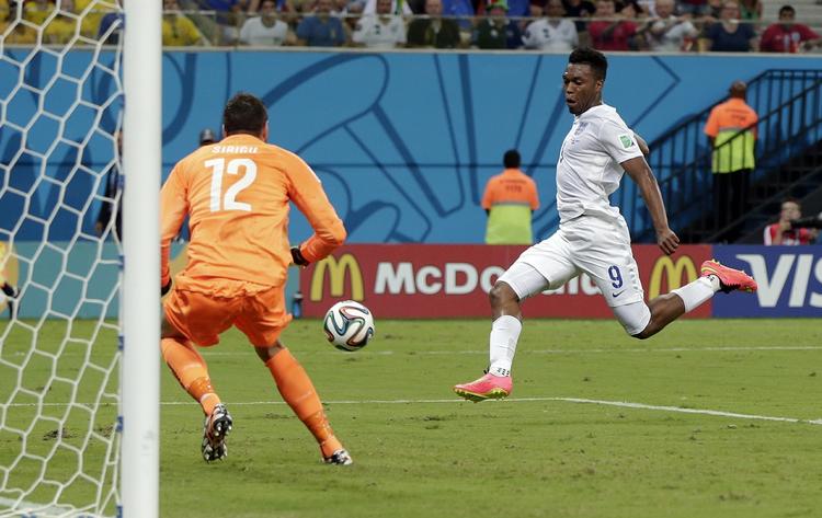 pres. Englands Daniel Sturridge scorer mod Italien. 