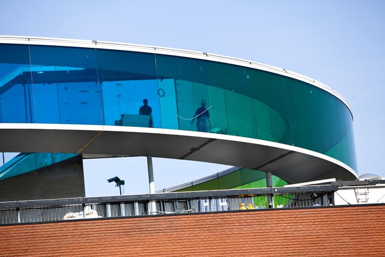 Islændinge. Aros inviterer det unge talent Ásgeir inden for i regnbuen på toppen, så han kan optræde med sin melankolsk varme og bløde melodier. 