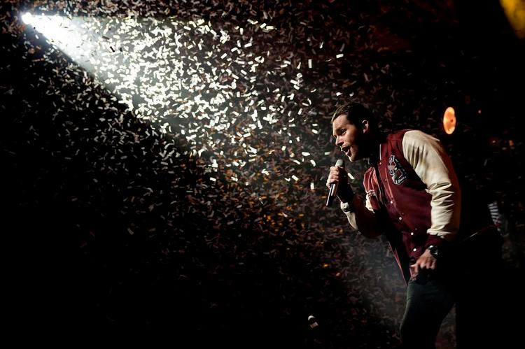 Farvel. Rasmus Seebach risikerer ligesom en række andre kunstnere at få sine videoer pillet af YouTube, da selskabet, som varetager hans rettigheder, ikke kan nå til enighed med YouTube om vilkårene for en ny musiktjeneste. 