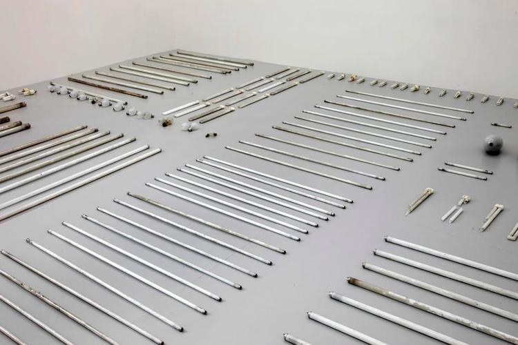 Oplyst. I værket 'Pergamon (A Place in Things)' har Lagomarsino samlet stribevis af lysstofrør, som engang har oplyst arkæologiske ruiner i Pergamon Museet i Berlin. 