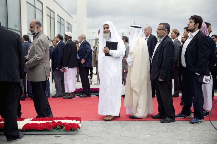 indvielse. Repræsentanter for diverse religiøse organisationer mødte op til åbningen af Hamad Bin Khlifa Civilisation Center, som Københavns nye stormoské officielt hedder. Flagene for henholdsvis Danmark og oliestaten Qatar, der har finansieret projektet, var udført i nelliker som symbol på de venskabelige bånd de to nationer imellem. 