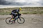 SUTSKO. Husk de små futteraler til cykelskoene, som elitetriatlet Andreas Borch demonstrerer her. De holder tæerne varme på en kold dag. 