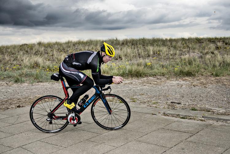 SUTSKO. Husk de små futteraler til cykelskoene, som elitetriatlet Andreas Borch demonstrerer her. De holder tæerne varme på en kold dag. 