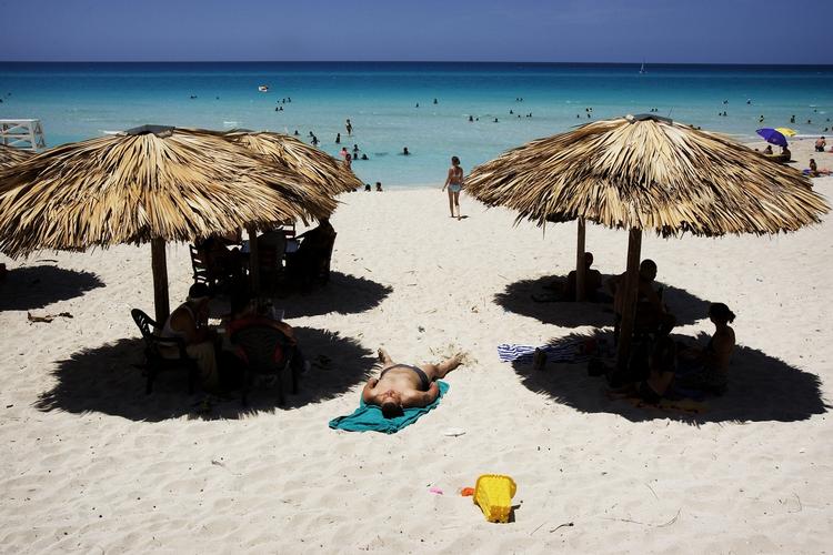 Syden. En læser har det ubekvemt i for høj varme, men vil gerne vide om han kan vænne sig til solen, hvis han tager sydpå. 