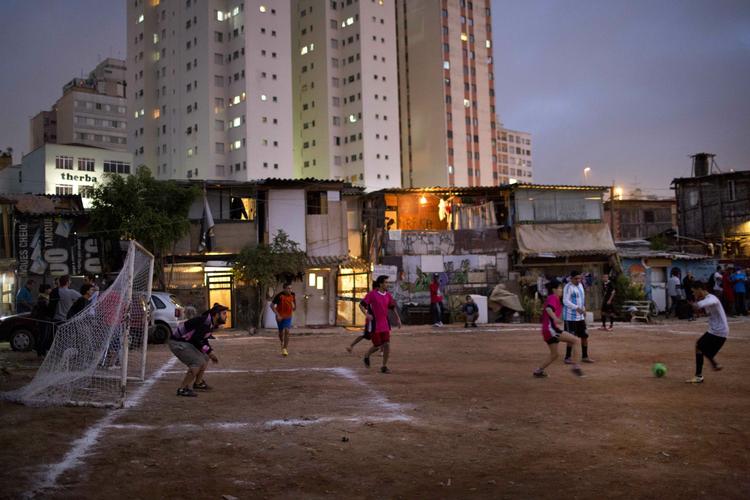protest. Beboere i slummen spiller deres egen fodboldturnering, mens VM foregår på helt andre stadions i Brasilien. 