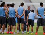 skoleret. Træner Oscar Tabarez og Uruguays VM-spillere. Foto: Lllan/AP 