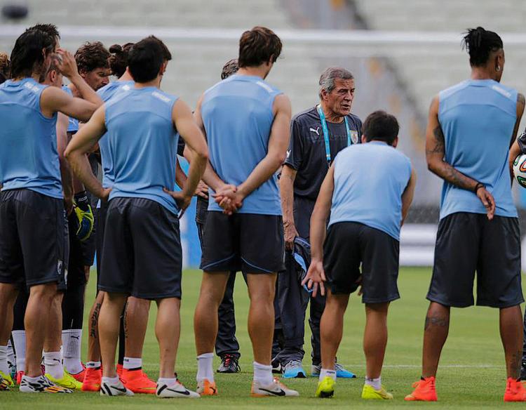 skoleret. Træner Oscar Tabarez og Uruguays VM-spillere. Foto: Lllan/AP 