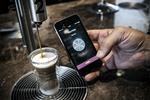 NEM. Scanomat er den første weekend, der prøver at få Mobilepay som betalingsløsning i sin egen app. Det betyder, at kaffekunder fremover kan købe en kop kaffe med Mobilepay uden personale til at ekspedere. 