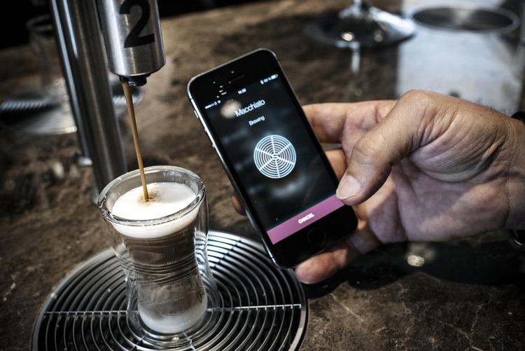 NEM. Scanomat er den første weekend, der prøver at få Mobilepay som betalingsløsning i sin egen app. Det betyder, at kaffekunder fremover kan købe en kop kaffe med Mobilepay uden personale til at ekspedere. 