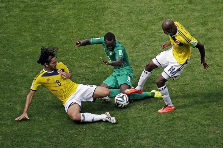 TÆT. Der var fart og hård fight, da Colombia og Elfenbenskysten mødtes i en tæt dyst. 