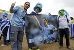 HÅB. Uruguays fans sætter deres lid til, at Luiz Suarez bliver manden, der fører dem til sejr over England. 