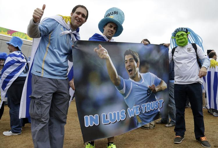 HÅB. Uruguays fans sætter deres lid til, at Luiz Suarez bliver manden, der fører dem til sejr over England. 