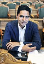 Pinlig. Den radikale ligestillingsminister Manu Sareen gjorde sig yderst pinligt bemærket ved Nordisk Forum konferencen for nylig, mener debatørerne. 