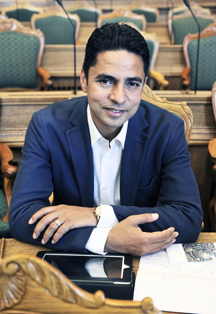 Pinlig. Den radikale ligestillingsminister Manu Sareen gjorde sig yderst pinligt bemærket ved Nordisk Forum konferencen for nylig, mener debatørerne. 