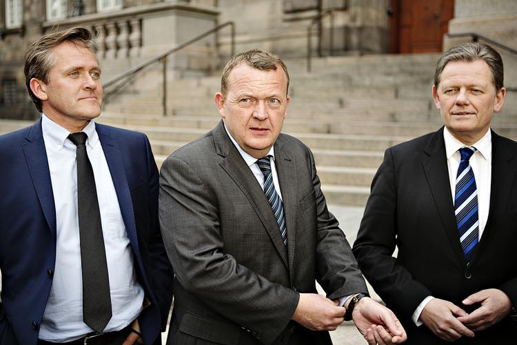 Udsalg. Lars Løkke Rasmussens (i midten) Venstre har svigtet med aftale om hævet bundskat, mener Liberal Alliances Anders Samuelsen (til venstre) og den konservative Lars Barfoed (til højre) 
