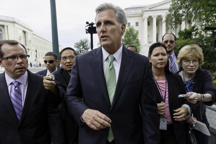 Kevin McCarthy overtager posten efter partifællen Eric Cantor, der højst overraskende tabte et primærvalg i delstaten Virginia til en nærmest ukendt kandidat fra den ultrakonservative Tea Party-bevægelse. 