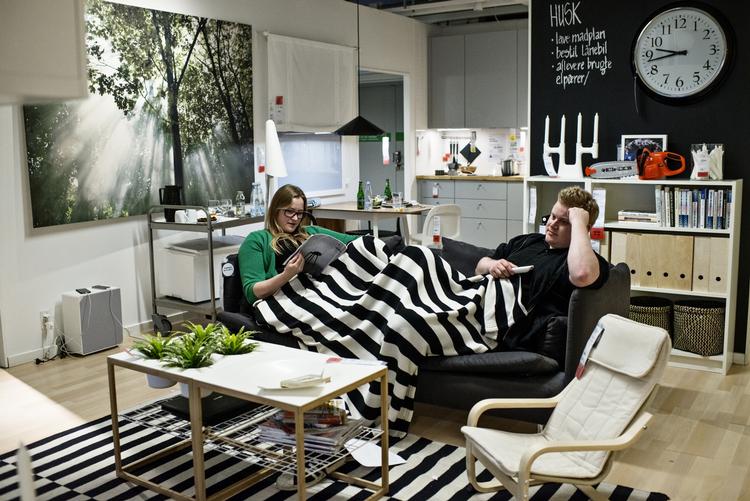 Feminint. Der er ingen tvivl om, at der er flest kvinder der står for indretningen i de danske hjem. Men skal mændene ikke også på banen? Det diskuteres i ugens klumme. 