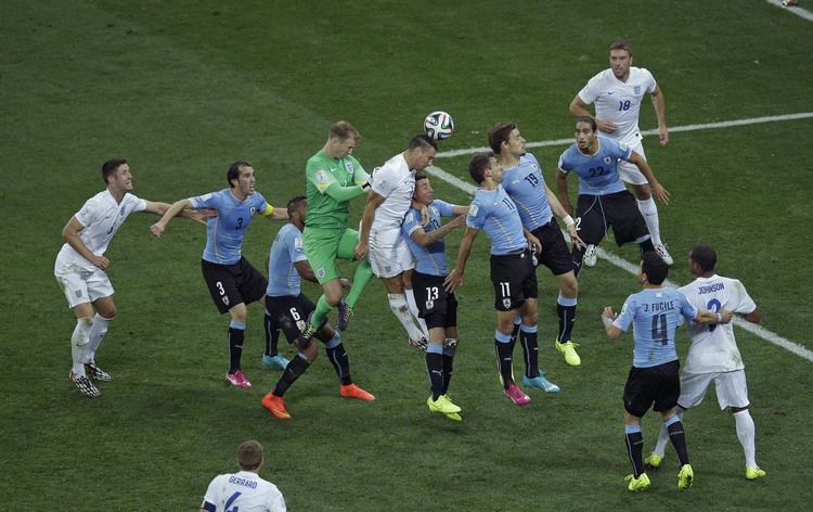 Desperation. Målmand Joe Hart var med fremme i sidste minut, men den engelske forløsning udeblev. 