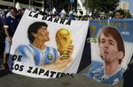 Sammenligning. Argentinske fans i Brasilien ved godt, hvem der skal sikre nationen den tredje VM-titel. 