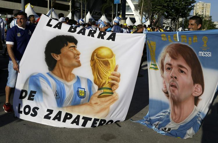 Sammenligning. Argentinske fans i Brasilien ved godt, hvem der skal sikre nationen den tredje VM-titel. 