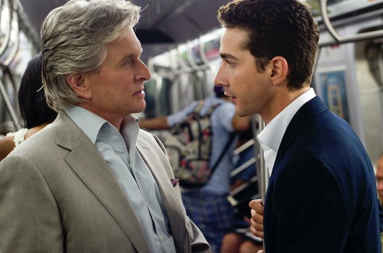 Oscar-præstation. Michael Douglas (tv.) spillede Gordon Gekko i filmen "Wall Street" fra 1980'erne. Han fik en Oscar for sin præstation. Til højre ses Shia LaBeouf, som spiller Jake Moore 