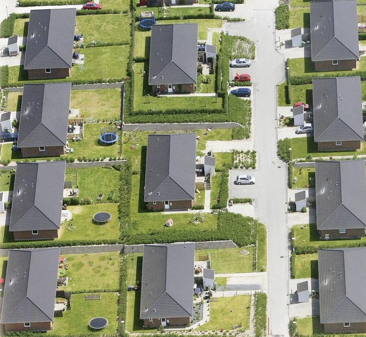 Tofamilieparceller. Opdeling og den tætte placering af husene er usædvanlig. I nyere udstykninger er der som regel blevet længere mellem husene. 
