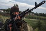 SAMMENSTØD. Flere hundrede russisksindede militssoldater kan have mistet livet under det ukrainske forsvars fremrykning mod deres stillinger i øst. Her et prorussisk militsmedlem. 