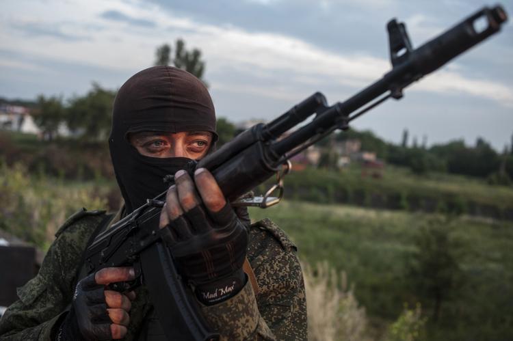 SAMMENSTØD. Flere hundrede russisksindede militssoldater kan have mistet livet under det ukrainske forsvars fremrykning mod deres stillinger i øst. Her et prorussisk militsmedlem. 