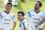 holdopstilling. Lionel Messi (midt) vil gerne have selskab af angriberen Gonzalo Higuain (th), når Argentina møder Iran lørdag. 