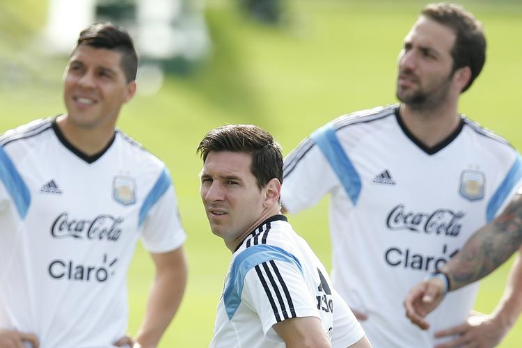 holdopstilling. Lionel Messi (midt) vil gerne have selskab af angriberen Gonzalo Higuain (th), når Argentina møder Iran lørdag. 