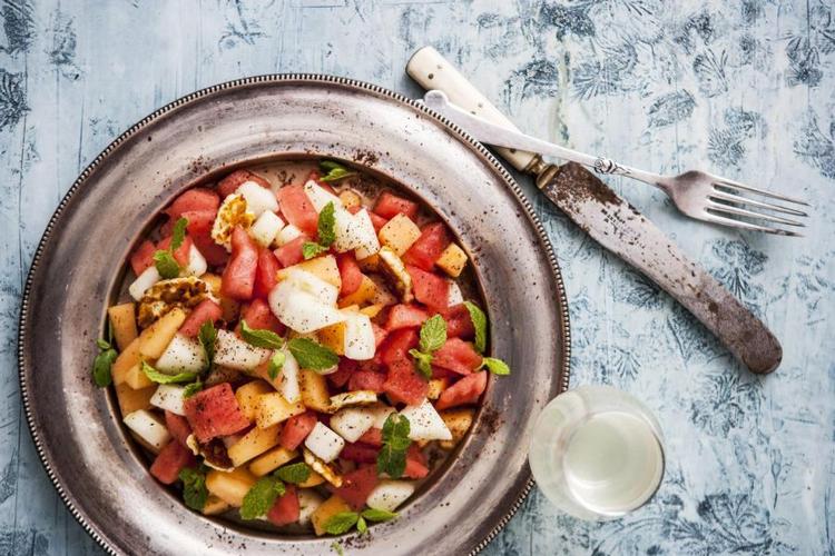 Melonsæson. Lækre salater med sæsonens søde meloner er perfekt tilbehør til grillmaden henover somemeren. Anne Hjernø inspirerer til lækre melonsalater. 