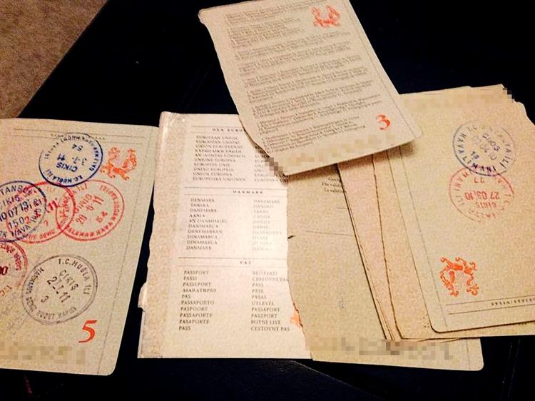 Ødelagt. Miriam har gemt sin søns pas, som hun rev i stykker, for at han ikke kunne rejse til Syrien. I passet kan man blandt andet se stemplet fra juli 2013, hvor han rejste til Tyrkiet i forsøg på at komme til Syrien. Politiken har valgt at skjule pasnumrene, så han ikke kan identificeres. 