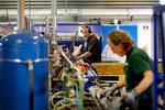 dygtige. Danske industriarbejdere er blandt de mest produktive i EU; alligevel kan det fortsat betale sig for firmaet Juliana, der producerer drivhuse, at fastholde en del af produktionen i Kina. Men firmaet overvejer at tage Kina-produktionen hjem igen. 