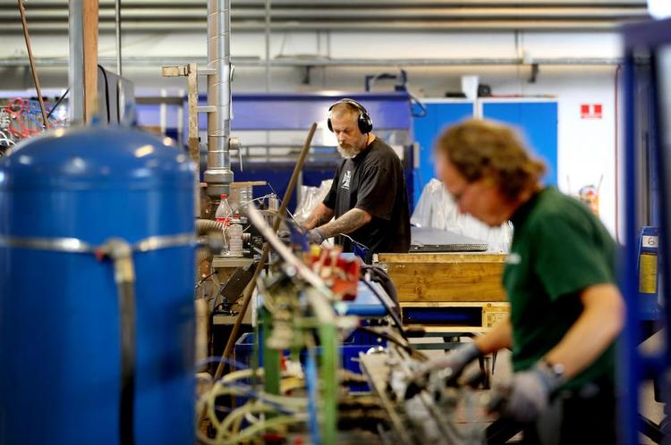 dygtige. Danske industriarbejdere er blandt de mest produktive i EU; alligevel kan det fortsat betale sig for firmaet Juliana, der producerer drivhuse, at fastholde en del af produktionen i Kina. Men firmaet overvejer at tage Kina-produktionen hjem igen. 