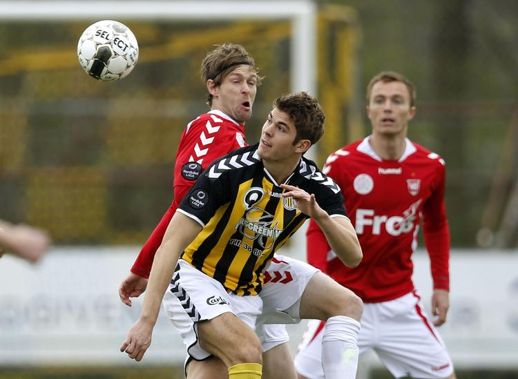 solgt. Brønshøjs Emil Berggreen, som her ses i midten i en kamp mod VB Kolding, skifter til Superligaen og Hobro. 