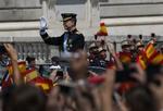 Splittelse. Kong Felipe VI blev indsat som ny spansk konge i går, mens tilhængere af en spansk republik demonstrerede på gaderne i Madrid. 