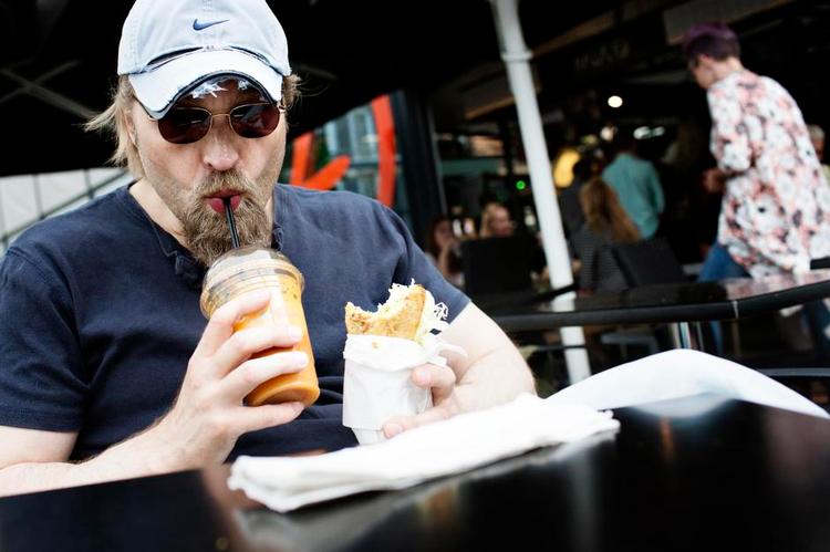 Stilskifte. Engang var Ken B. Rasmussen veganer. Siden tog han stoffer og lagde al helse på hylden. I dag har han genopdaget de sunde vaner og holder meget af palæo-kost. 