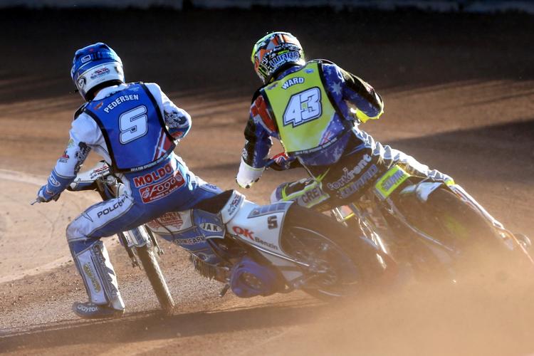 Ræs. Den danske speedwaykører Nicki Pedersen (t.v.) kritiseres efter et sammenstød ved weekendens svenske grandprix. 
